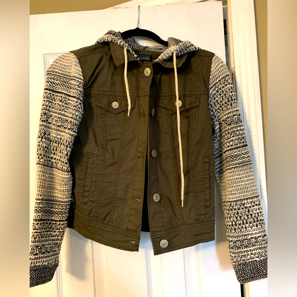 Wallflower light jacket with hood. Dice M in girls shorts